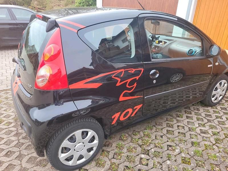 Gebraucht Peugeot 107 68 PS (50 kW) 2010 Schwarz Kleinwagen