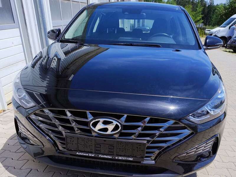 Phantom black Gebraucht 2023 Hyundai i30 Trend Kleinwagen | 16.699 € (Fairer Preis) - Bild 1/4