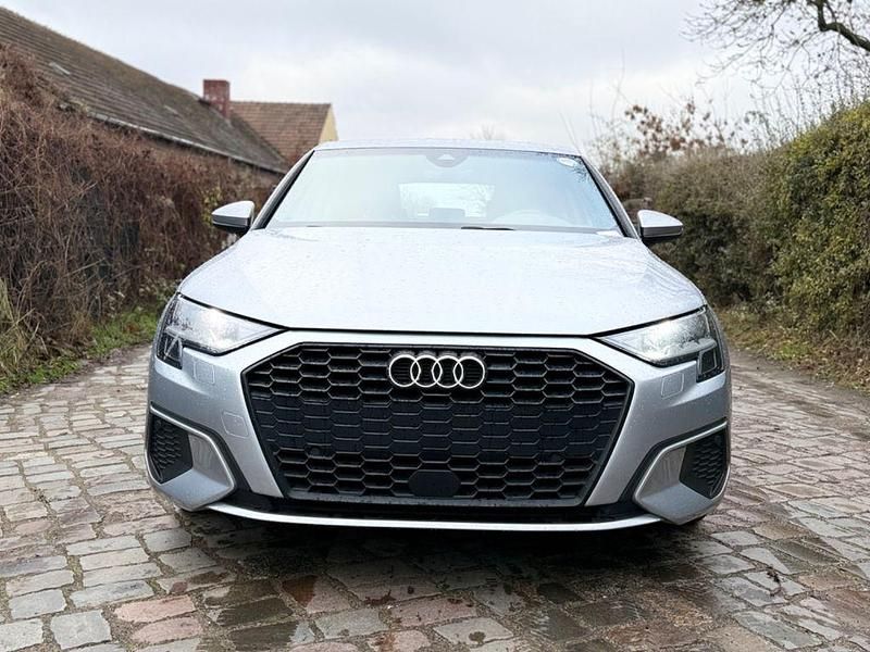 Gebraucht Audi A3 Basis 116 PS (85 kW) 2021 Silber Limousine