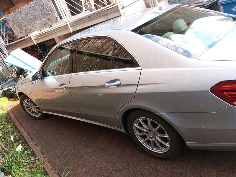 Gebraucht Mercedes E250 204 PS (150 kW) 2015 Silber Limousine
