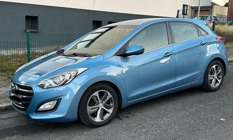Blau Gebraucht 2015 Hyundai i30 YES! Silver Limousine | 8.200 € (Fairer Preis) - Bild 1/4