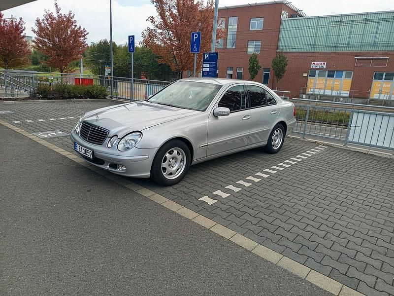 Silber Gebraucht 2004 Mercedes E240 Limousine | 5.600 € (Fairer Preis) - Bild 1/4