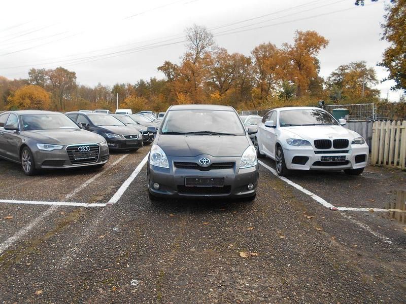 Grau Gebraucht 2008 Toyota Corolla Verso Team Van / Kleinbus | 3.900 € (Fairer Preis) - Bild 1/4