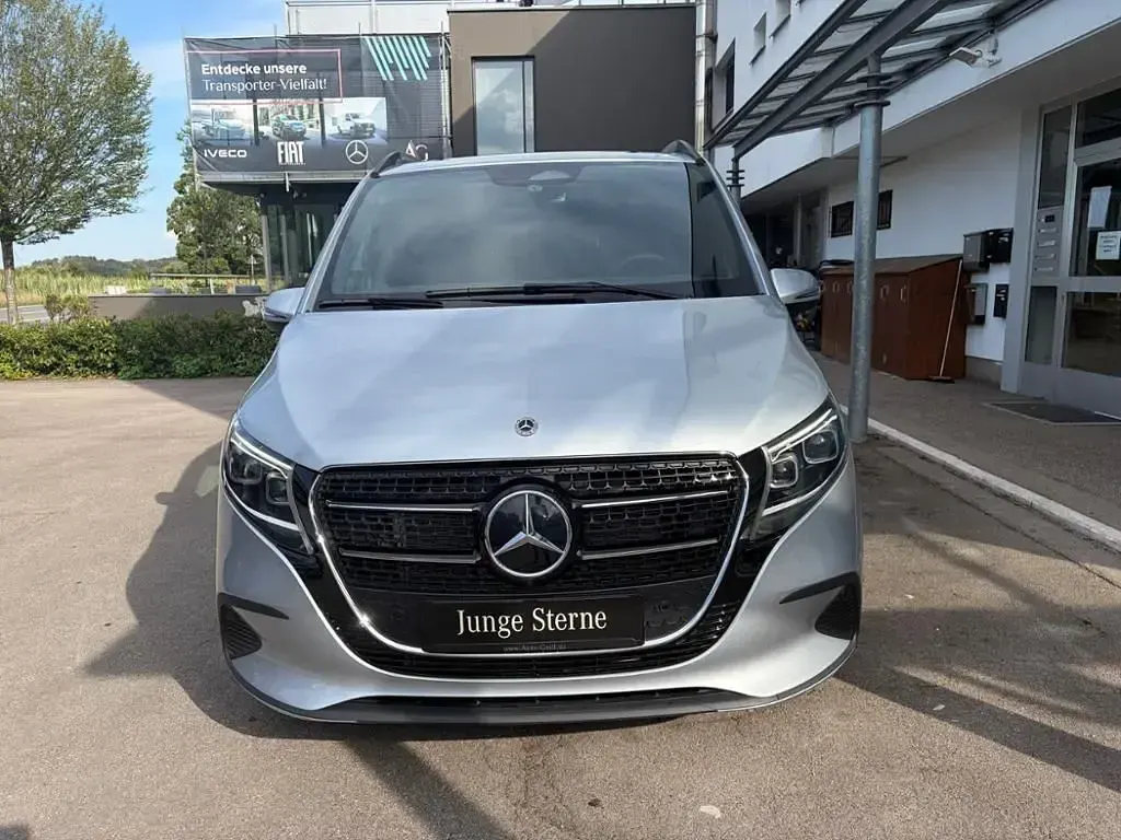 Gebraucht Mercedes V250 Style 190 PS (139 kW) 2025 Silber Van / Kleinbus