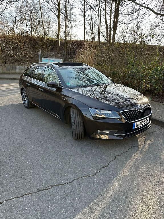 Braun Gebraucht 2018 Skoda Superb LAURIN & KLEMENT Kombi | 16.750 € (Fairer Preis) - Bild 1/4