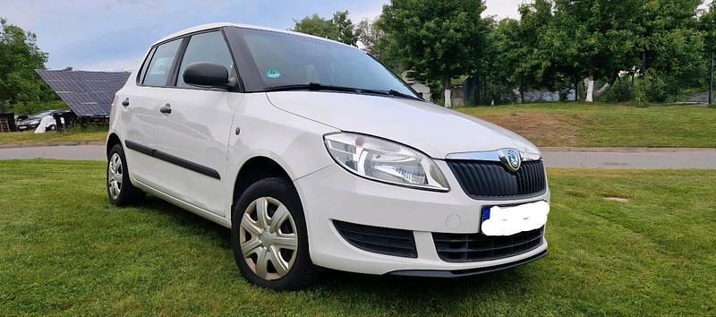 Weiß Gebraucht 2011 Skoda Fabia Kleinwagen | 1.899 € (Guter Preis) - Bild 1/4