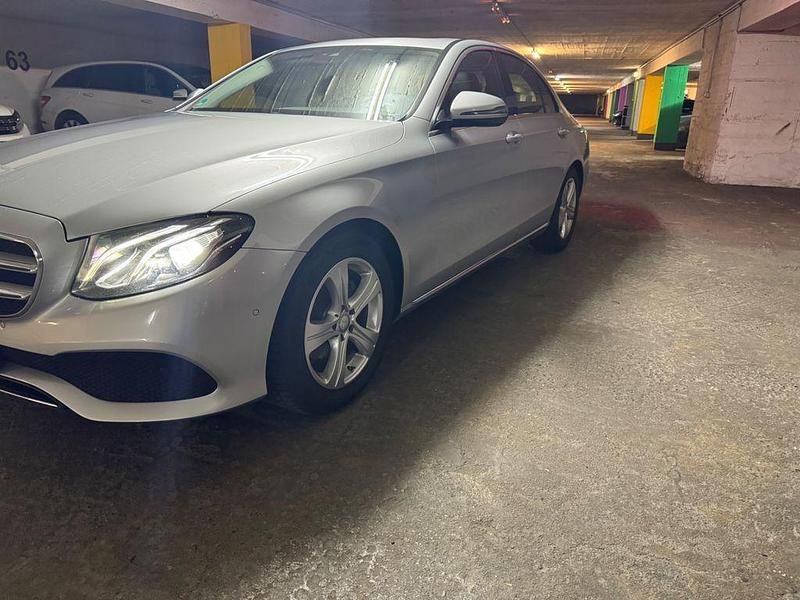 Silber Gebraucht 2016 Mercedes E220 Avantgarde Limousine | 22.999 € (Fairer Preis) - Bild 1/4