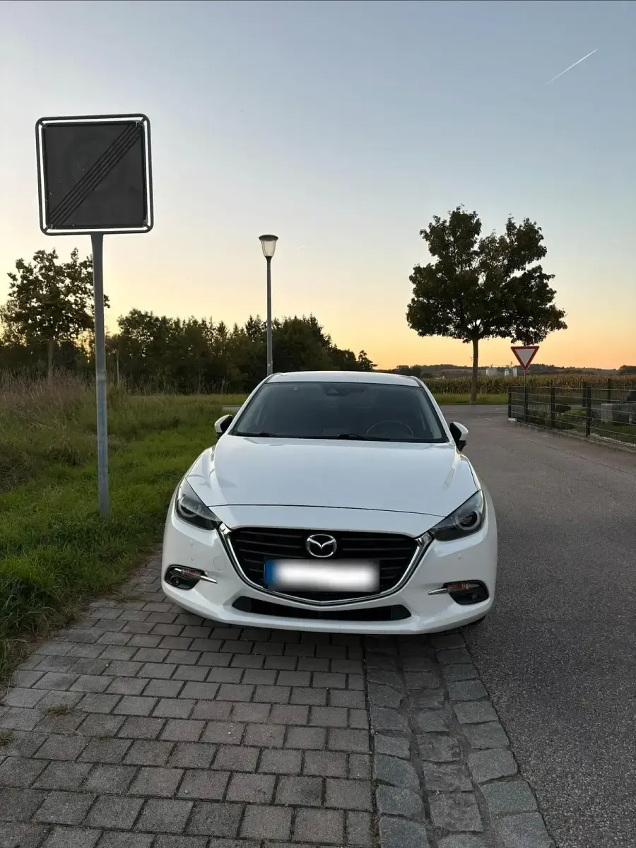Gebraucht Mazda 3 Center-Line 120 PS (88 kW) 2018 Weiß Kleinwagen
