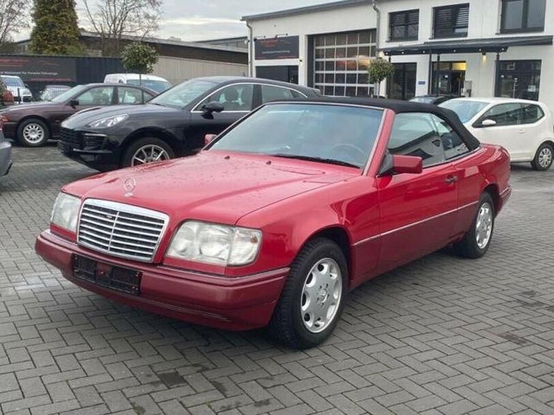 Gebraucht Mercedes E220 150 PS (110 kW) 1993 Rot Cabrio