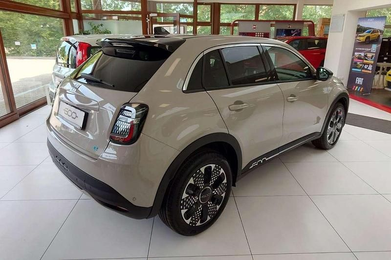 Neu Fiat 600E La Prima 114 kW (156 PS) 2025 Beige SUV
