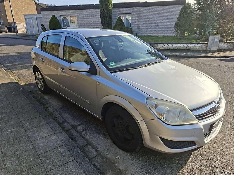 Gebraucht Opel Astra 101 PS (74 kW) 2008 Silber Limousine