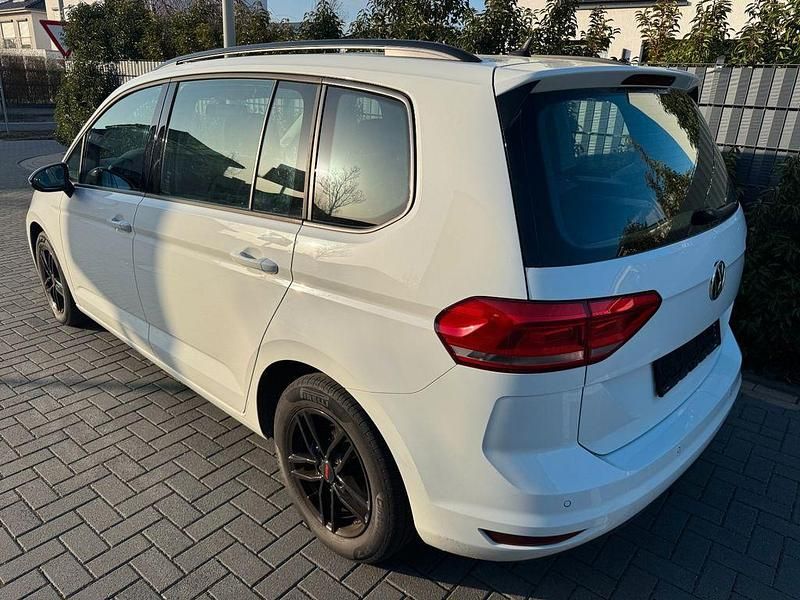 Gebraucht VW Touran 116 PS (85 kW) 2020 Weiß Van / Kleinbus