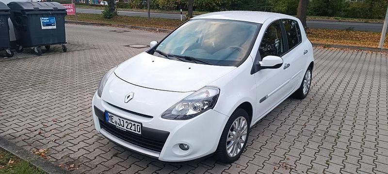 Weiß Gebraucht 2010 Renault Clio II Dynamique Limousine | 4.950 € (Etwas zu teuer) - Bild 1/4