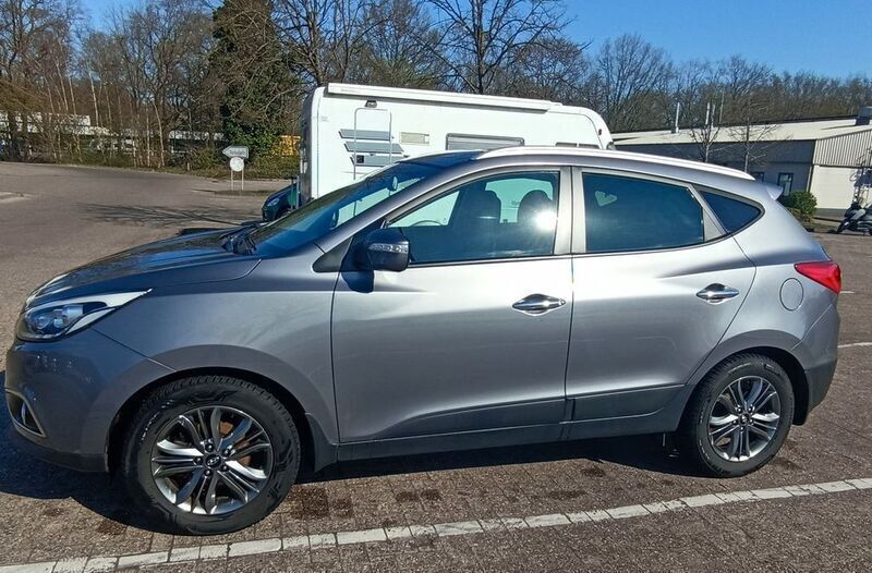 Grau Gebraucht 2015 Hyundai ix35 Classic SUV | 11.000 € (Fairer Preis) - Bild 1/4