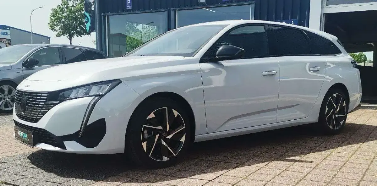 Neu Peugeot 308 Allure 131 PS (96 kW) 2025 Lackierung okenitweiss/typ au Kombi
