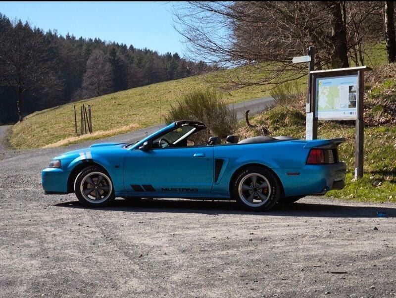 Blau Gebraucht 2001 Ford Mustang Cabrio | 9.999 € - Bild 1/4