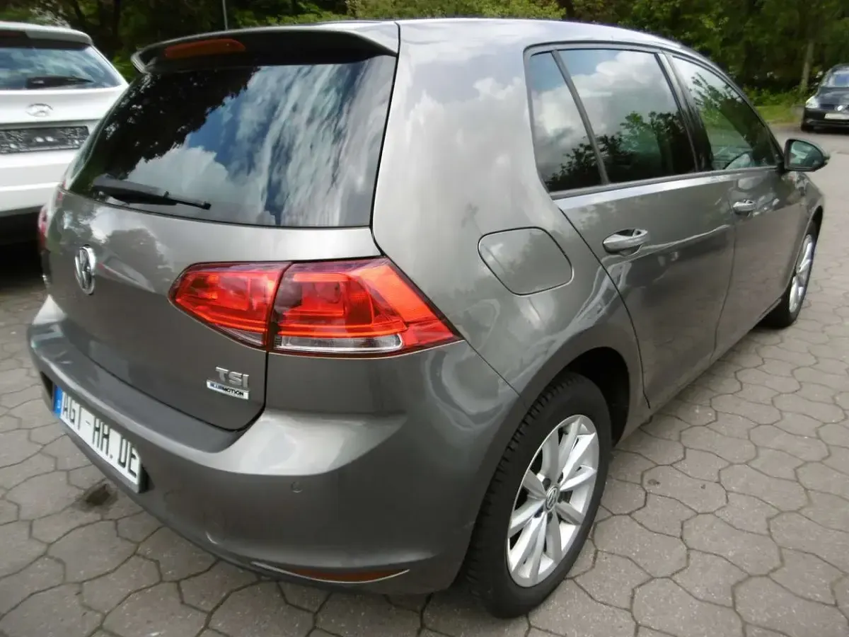 Gebraucht VW Golf VII LOUNGE 110 PS (80 kW) 2015 Limestone grey Limousine