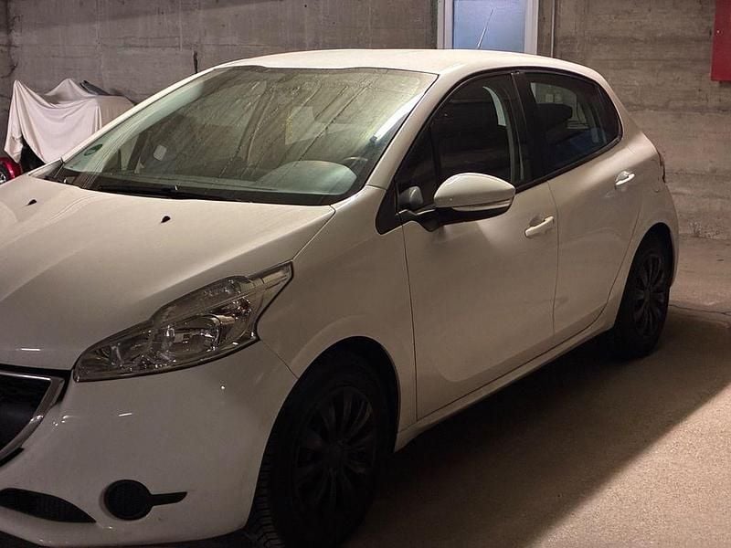 Gebraucht Peugeot 208 Active 68 PS (50 kW) 2015 Weiß Kleinwagen