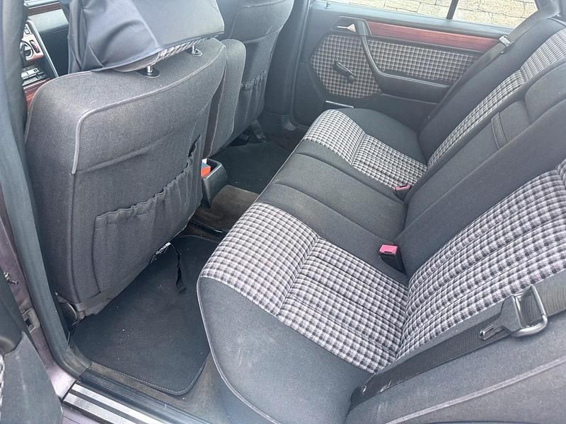 Second-hand Mercedes E300 1992 Berlinǎ
