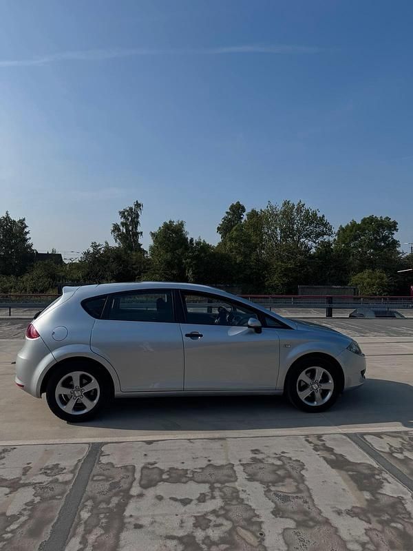 Grau Gebraucht 2008 Seat Leon Kleinwagen | 3.200 € (Fairer Preis) - Bild 1/4
