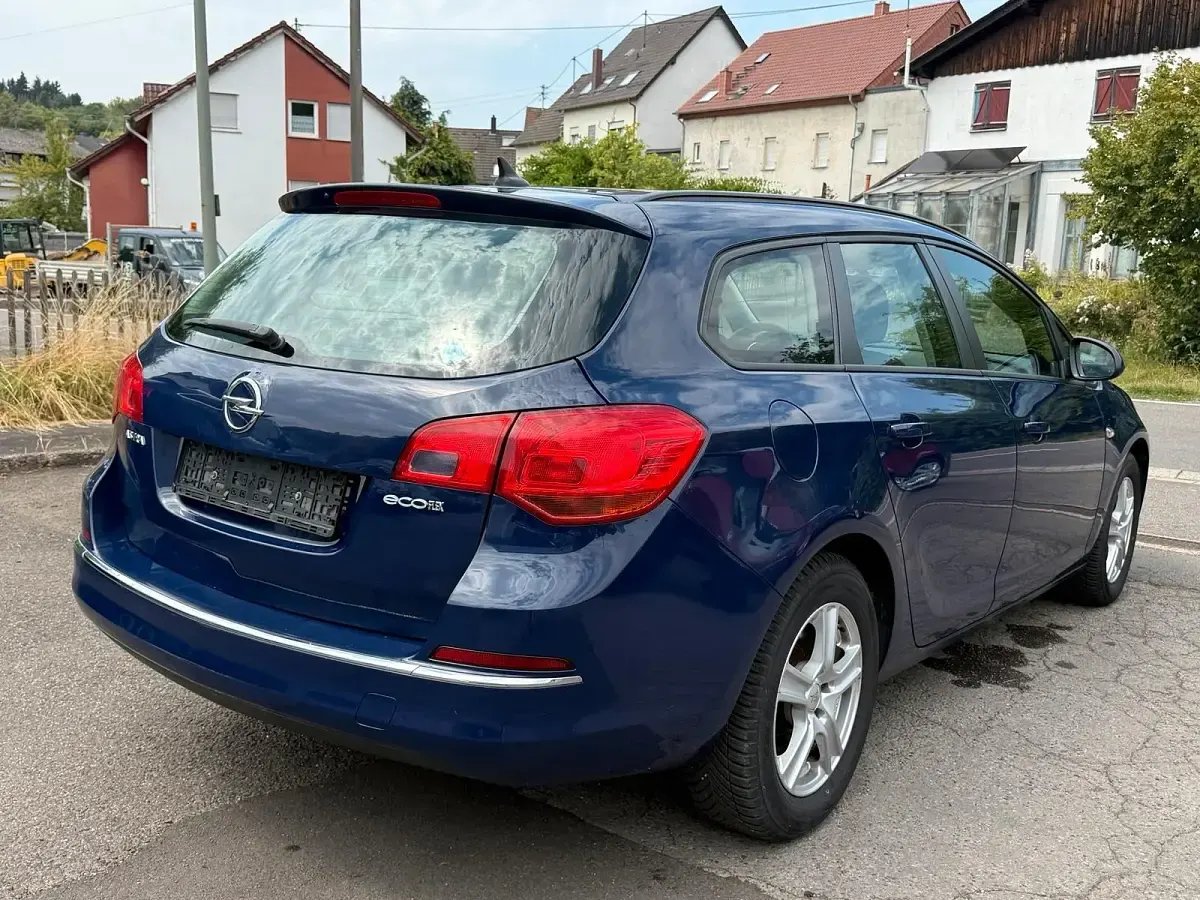 Gebraucht Opel Astra Selection 110 PS (80 kW) 2013 Blau Kombi