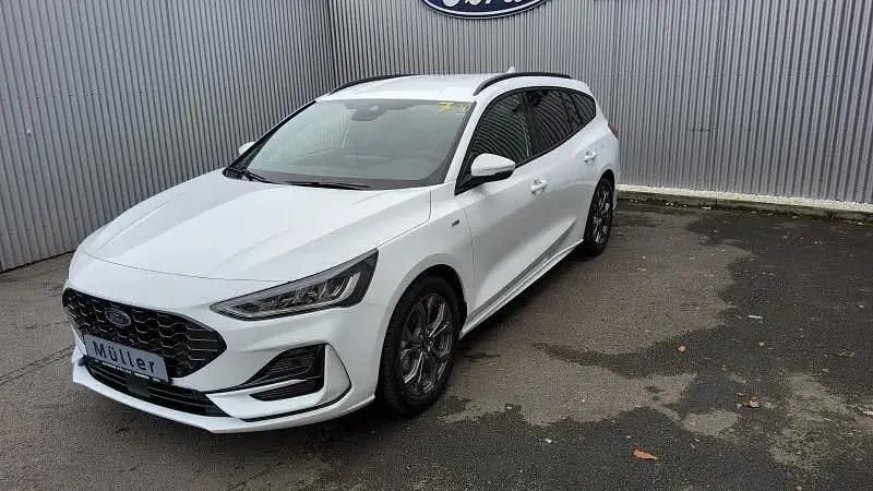 Gebraucht Ford Focus ST-Line 125 PS (91 kW) 2024 Lackierung frostweiá Limousine