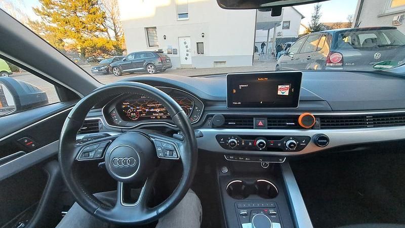 Grau Gebraucht 2018 Audi A4 Sport Limousine | 13.490 € (Superpreis) - Bild 1/4