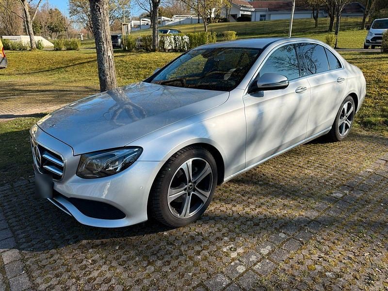 Gebraucht Mercedes E220 Night 194 PS (142 kW) 2019 Silber Limousine
