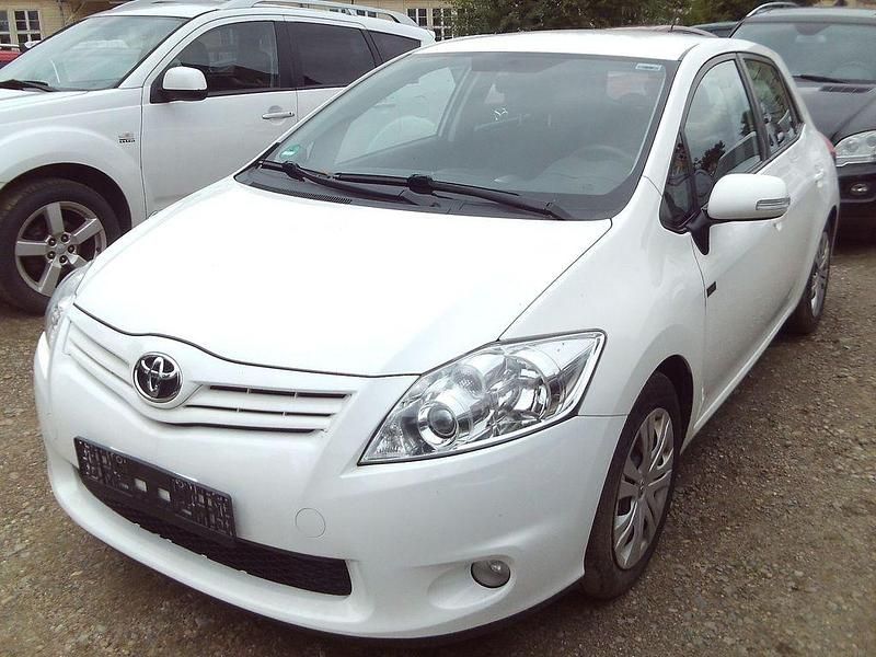 Weiß Gebraucht 2011 Toyota Auris Limousine | 3.900 € (Fairer Preis) - Bild 1/4