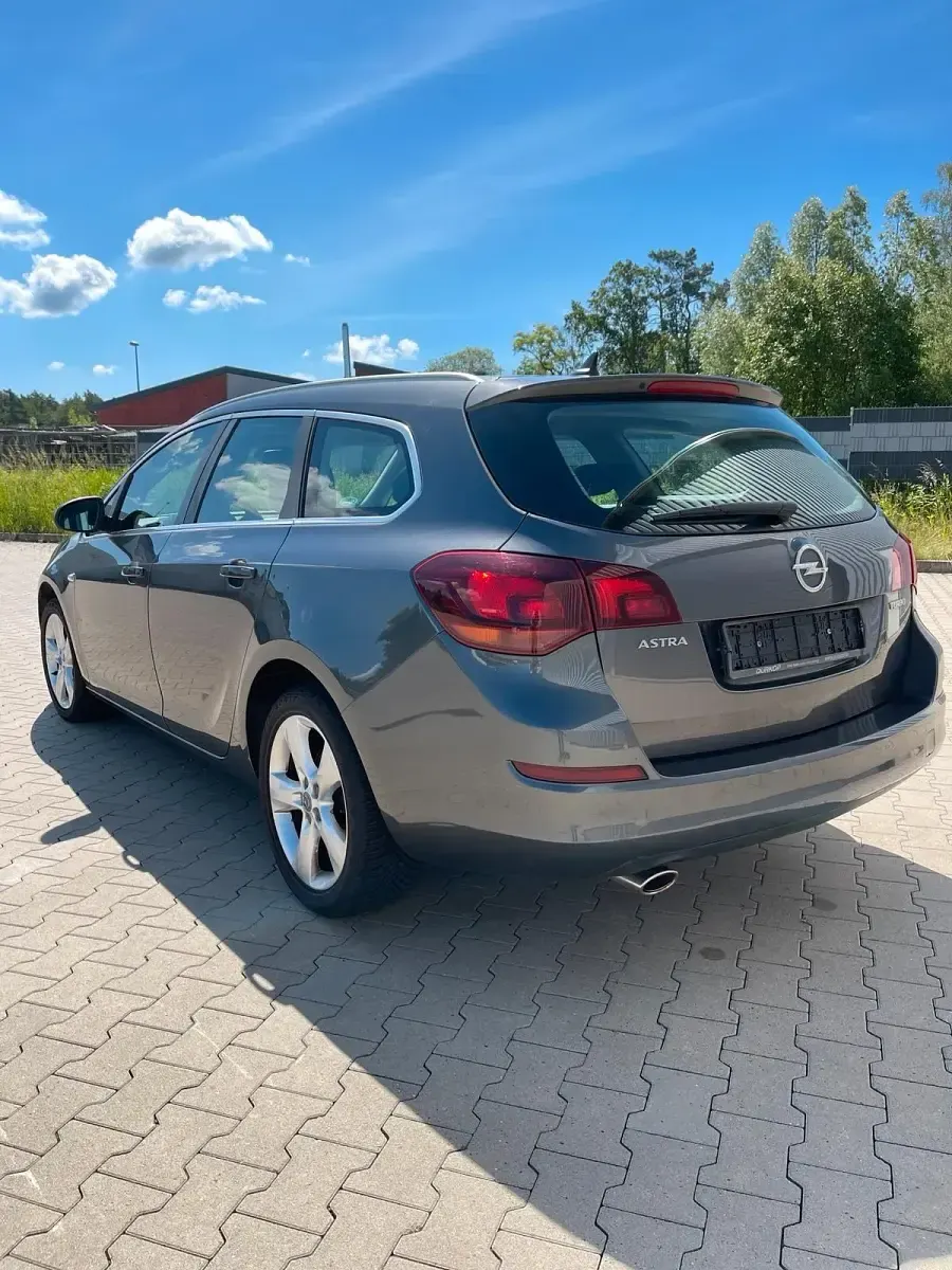 Gebraucht Opel Astra 140 PS (102 kW) 2011 Grau Kombi
