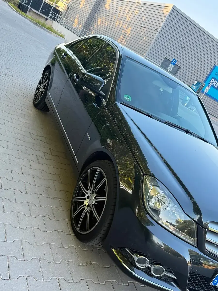 Używany Mercedes C250 204 KM (150 kW) 2011 Czarny Sedan/Limuzyna