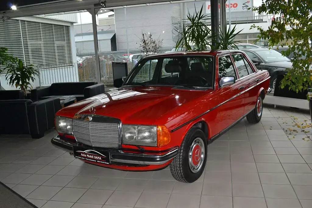 Brugt Mercedes E280 185 HK (136 kW) 1981 Rød Sedan
