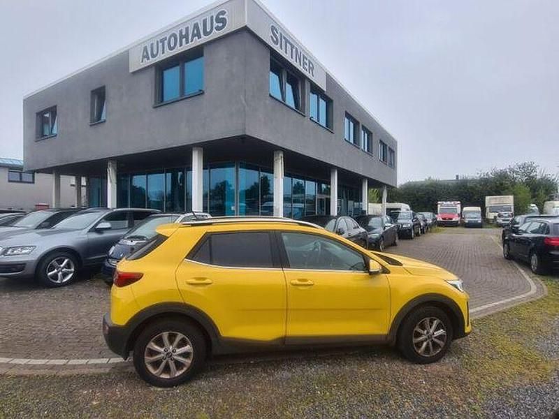Gelb Gebraucht 2021 Kia Stonic Vision SUV | 17.900 € - Bild 1/4