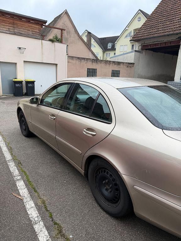 Gebraucht Mercedes E240 Classic 177 PS (130 kW) 2002 Beige Limousine