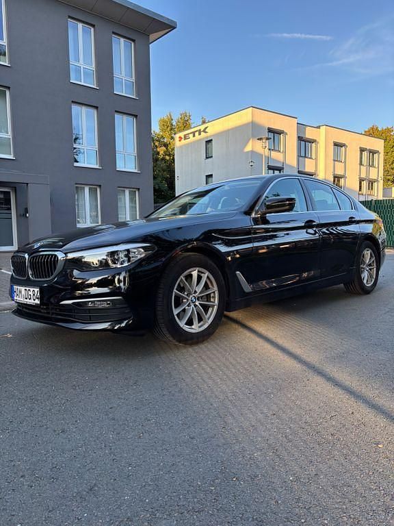 Schwarz Gebraucht 2019 BMW 520 Limousine | 25.990 € (Guter Preis) - Bild 1/4