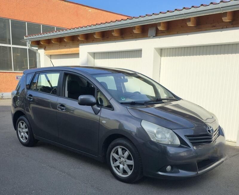 Grau Gebraucht 2010 Toyota Verso Life Van / Kleinbus | 7.500 € - Bild 1/4