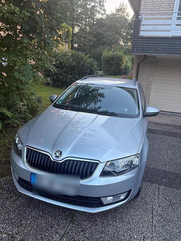 Silber Gebraucht 2015 Skoda Octavia Kombi | 10.899 € - Bild 1/4