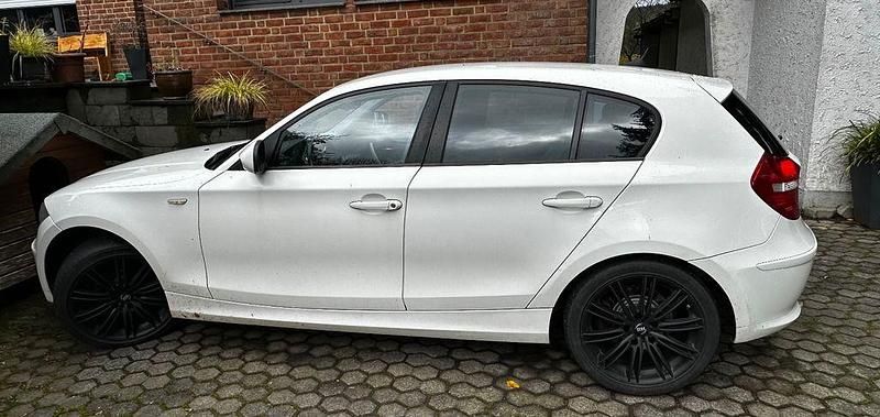 Weiß Gebraucht 2010 BMW 118 Kleinwagen | 5.500 € (Fairer Preis) - Bild 1/4