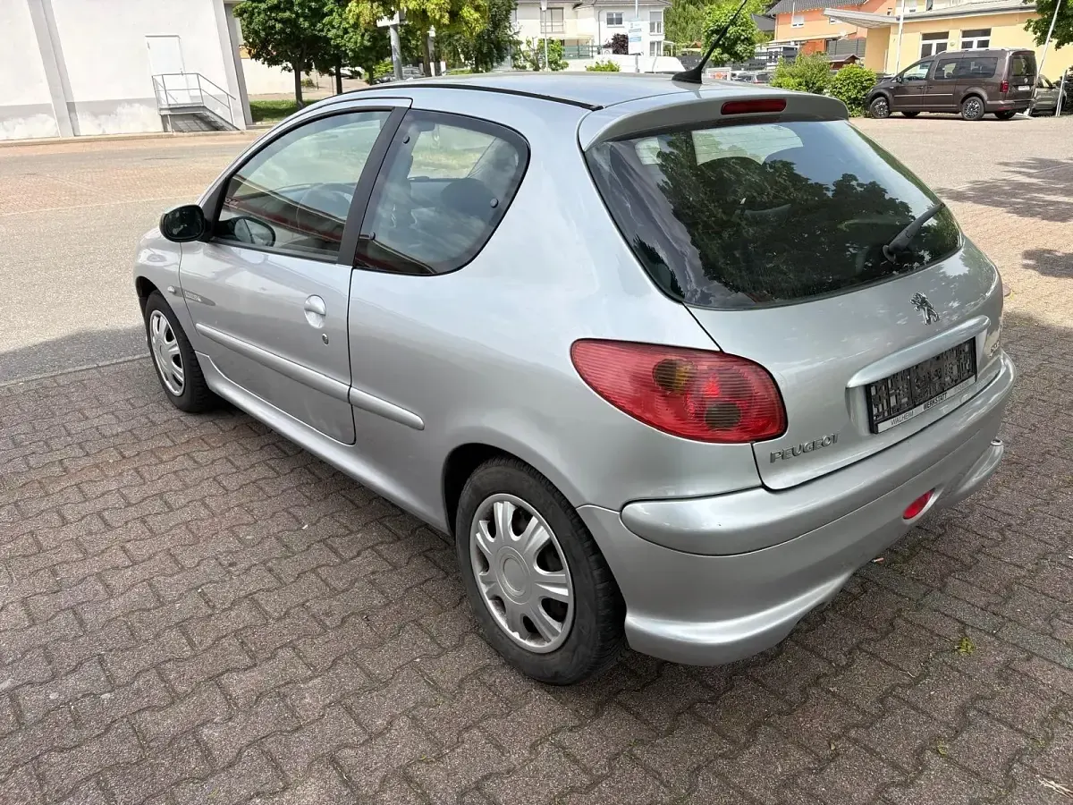 Gebraucht Peugeot 206 90 PS (66 kW) 2006 Silber Kleinwagen