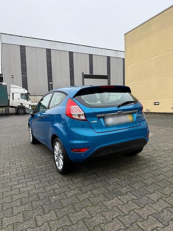 Gebraucht Ford Fiesta Titanium 125 PS (91 kW) 2016 Blau Limousine