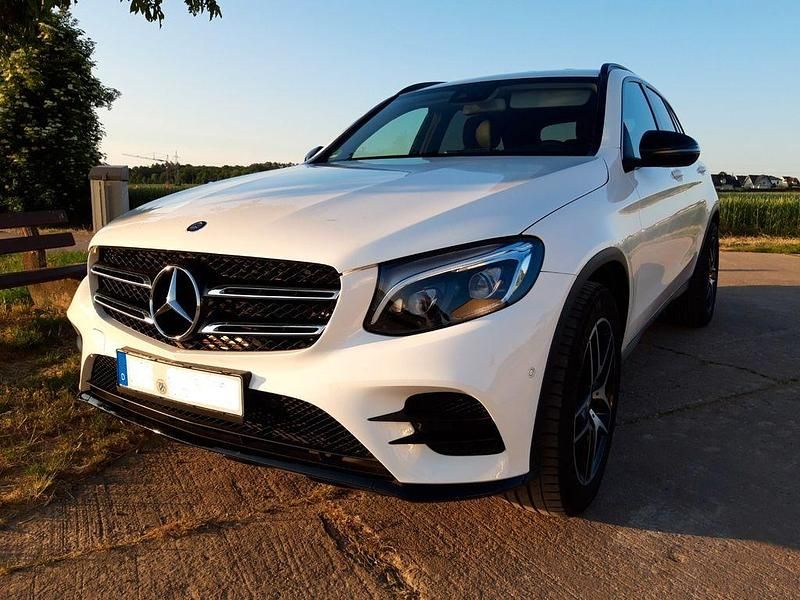 Weiß Gebraucht 2016 Mercedes GLC250 AMG line SUV | 22.990 € (Superpreis) - Bild 1/4