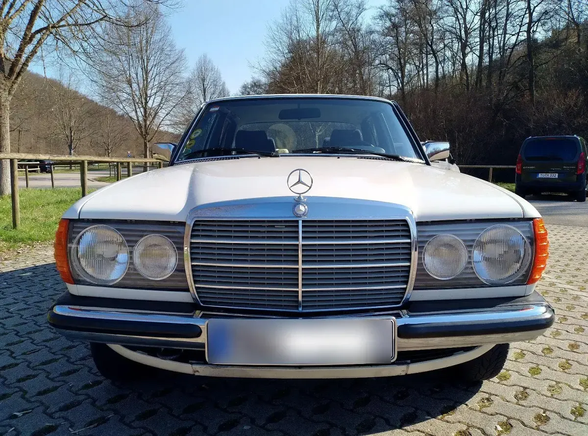 Gebraucht Mercedes E230 136 PS (100 kW) 1982 Weiß Limousine