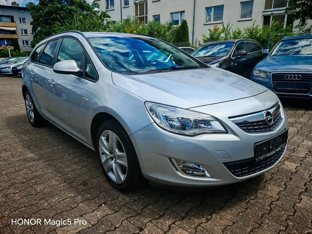 Gebraucht Opel Astra Design Edition 101 PS (74 kW) 2011 Silber Kombi