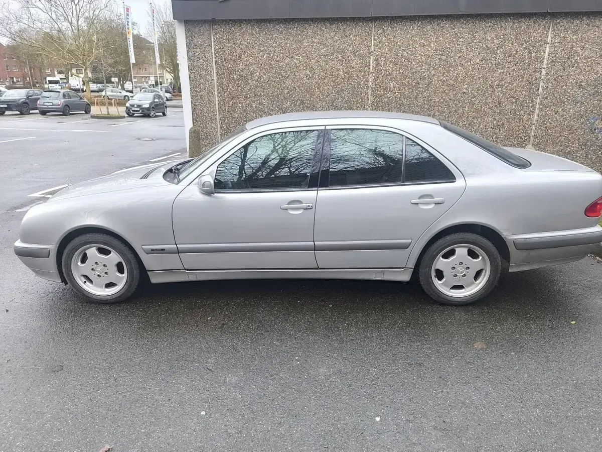 Second-hand Mercedes E200 163 CP (119 kW) 2001 Berlinǎ