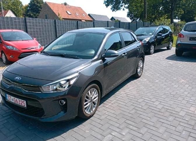 Grau Gebraucht 2020 Kia Rio DREAM-TEAM Edition Kleinwagen | 9.400 € (Guter Preis) - Bild 1/4