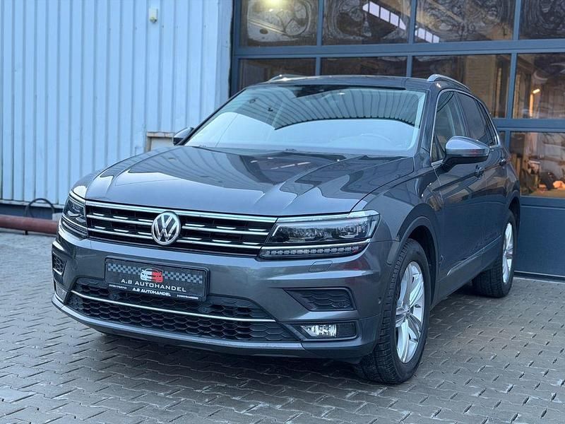 Grau Gebraucht 2017 VW Tiguan Active SUV | 22.490 € (Teuer) - Bild 1/4