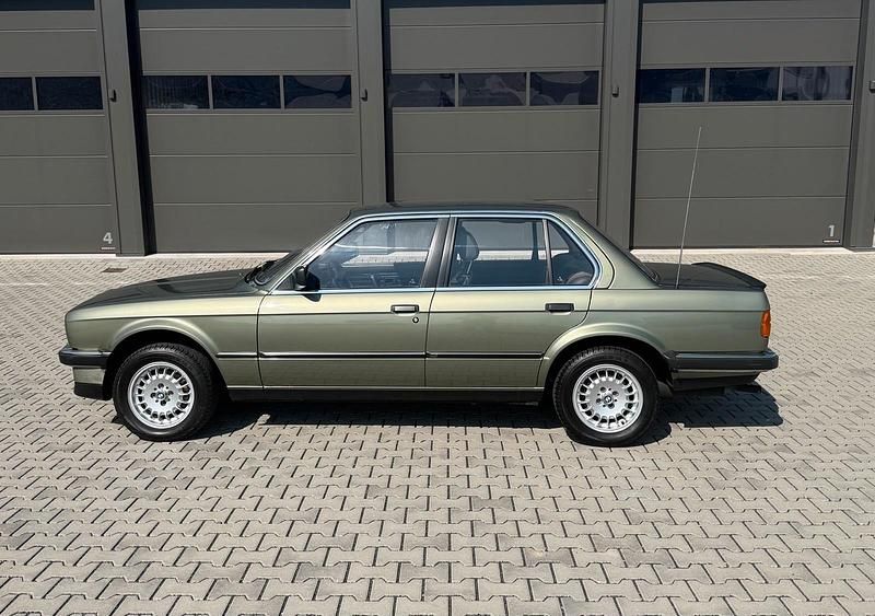 Gebraucht BMW 318 105 PS (77 kW) 1987 Grün Limousine