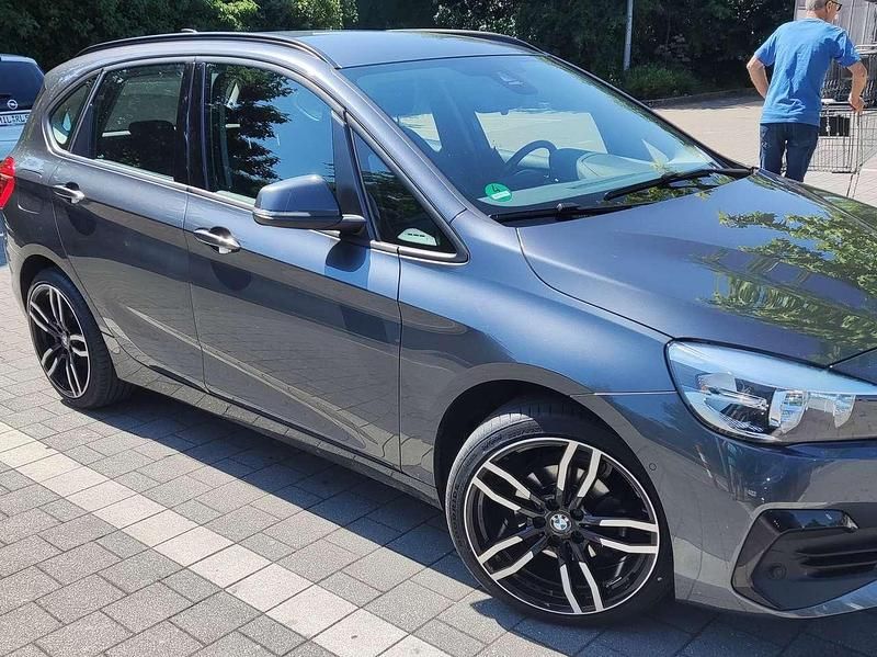 Grau Gebraucht 2018 BMW 216 Active Tourer Van / Kleinbus | 13.400 € (Fairer Preis) - Bild 1/4