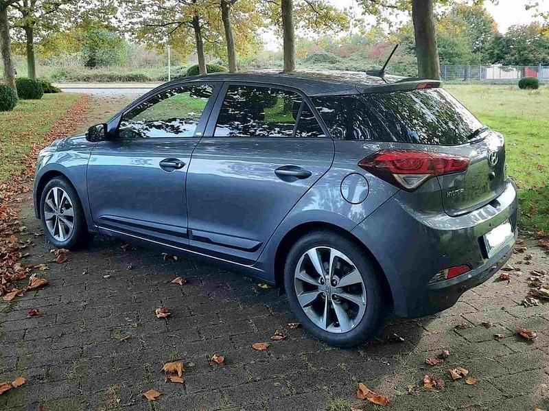 Gebraucht Hyundai i20 Passion Plus 84 PS (61 kW) 2018 Grau Limousine