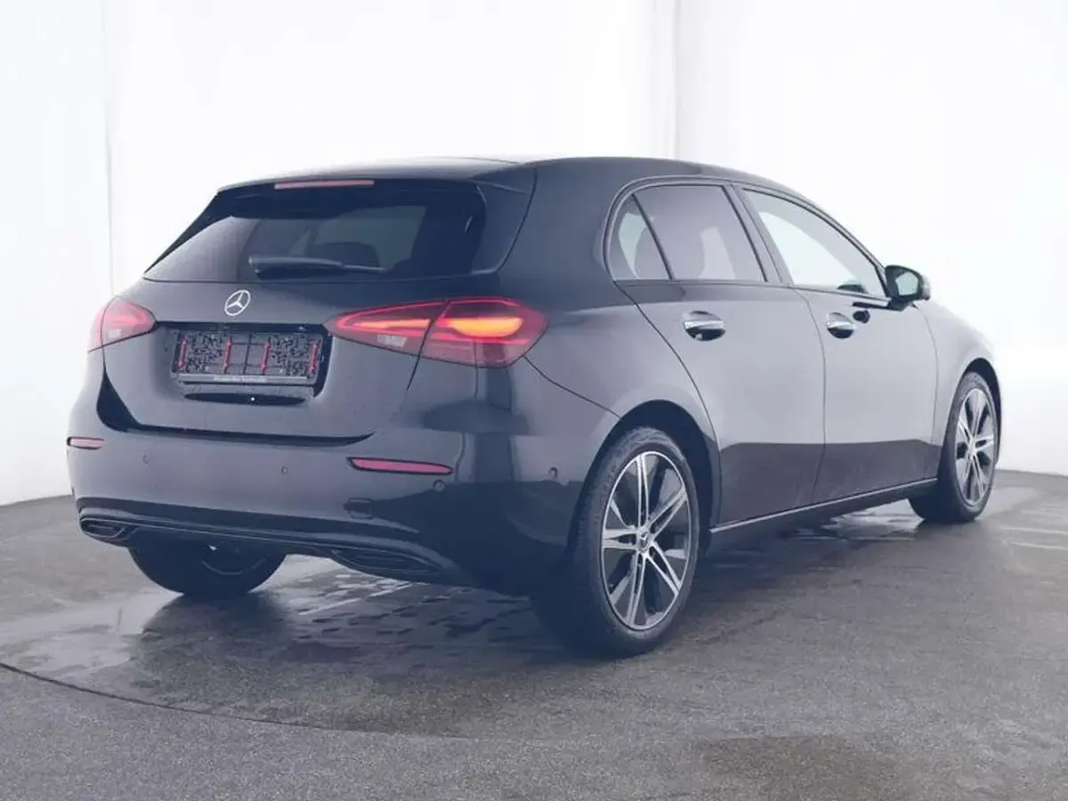 Gebraucht Mercedes A180 Night 136 PS (100 kW) 2024 Metalliclack kosmossc... Limousine